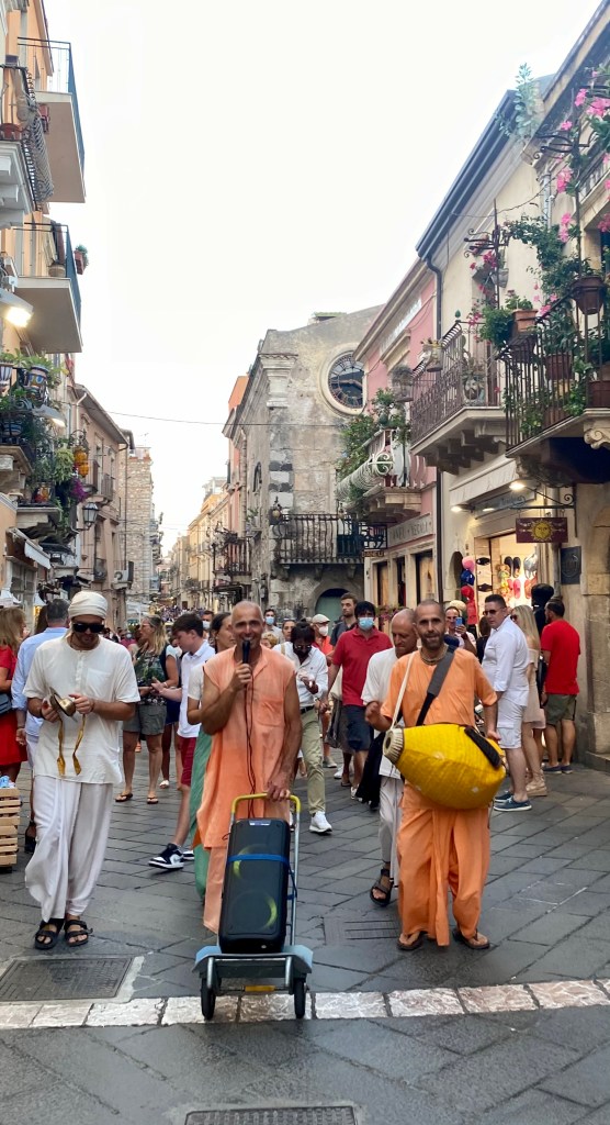 This image has an empty alt attribute; its file name is hare-krishnas-in-taormina.jpg