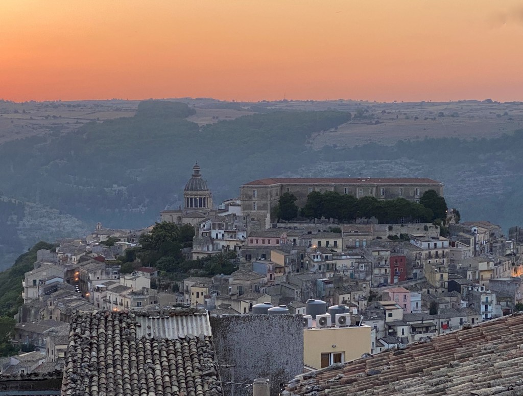 This image has an empty alt attribute; its file name is loo-with-a-view-at-sunrise-2.jpg