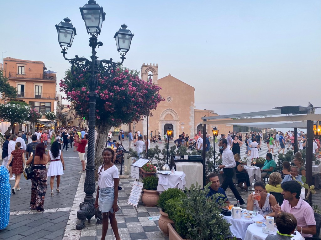 This image has an empty alt attribute; its file name is nneka-in-the-main-piazza.jpg