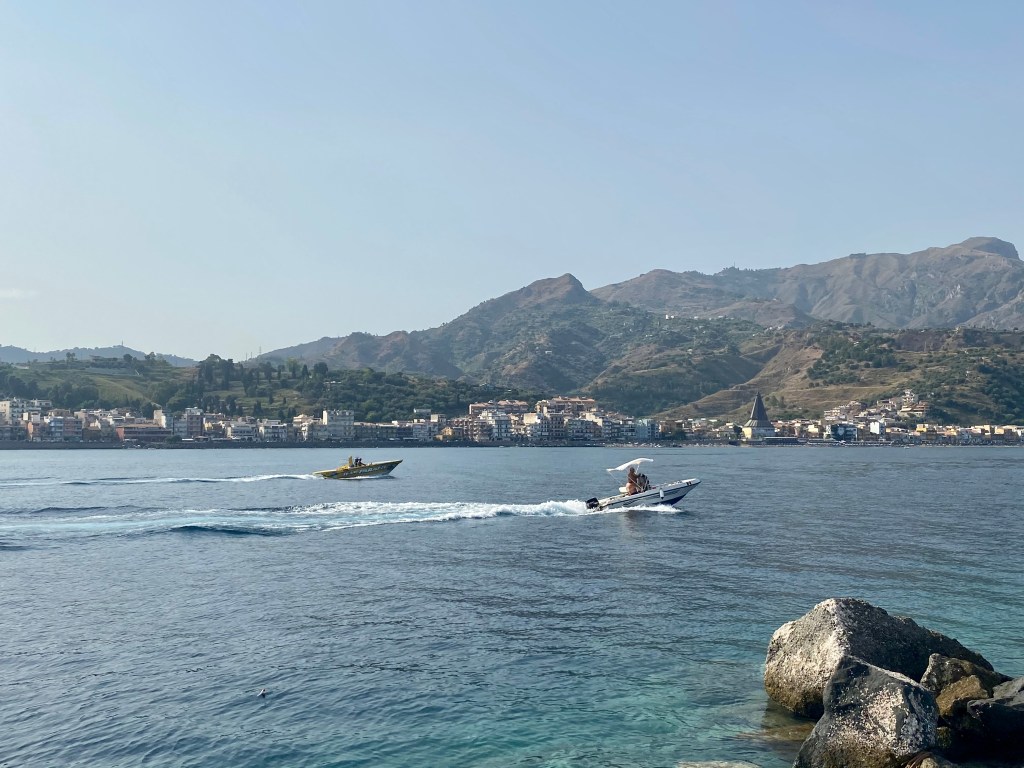 This image has an empty alt attribute; its file name is speedboats-in-the-harbour-of-gn-1.jpg