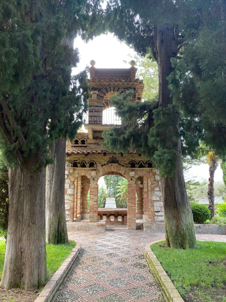 This image has an empty alt attribute; its file name is taormina-park-monument-2.jpg