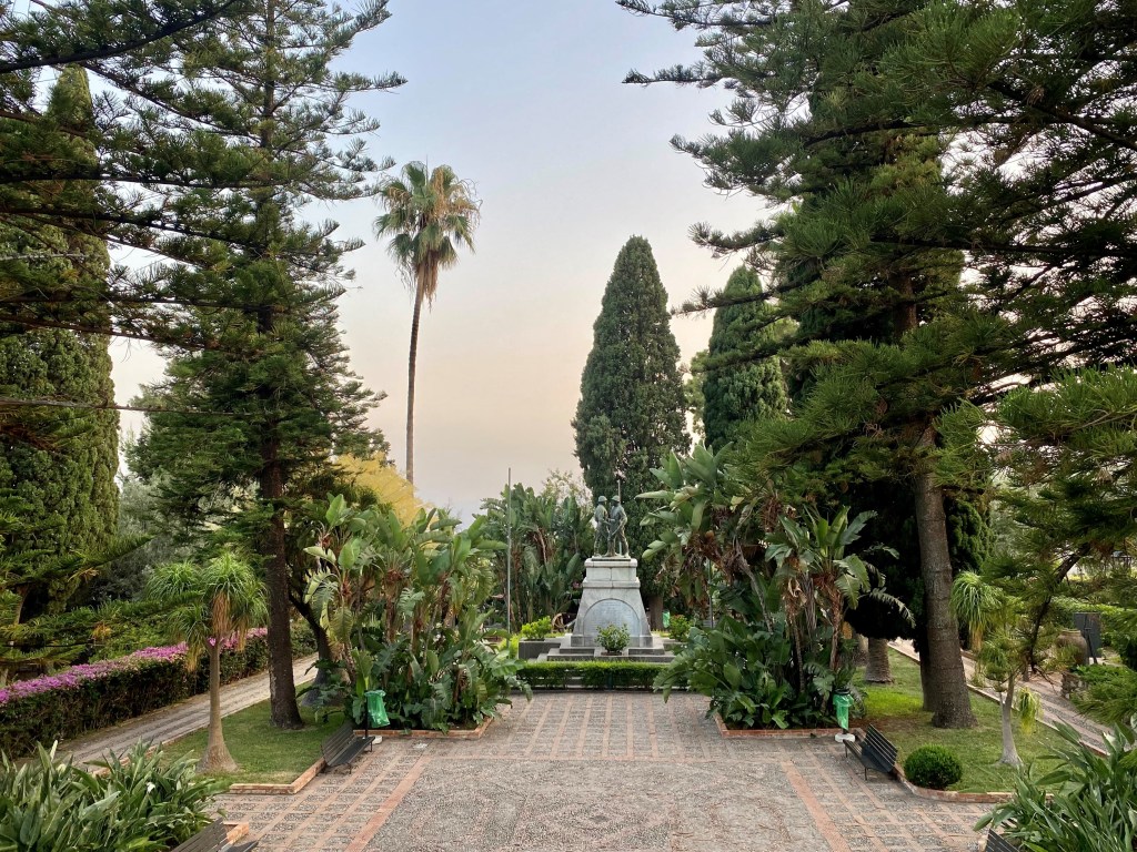 This image has an empty alt attribute; its file name is taormina-park-monument.jpg