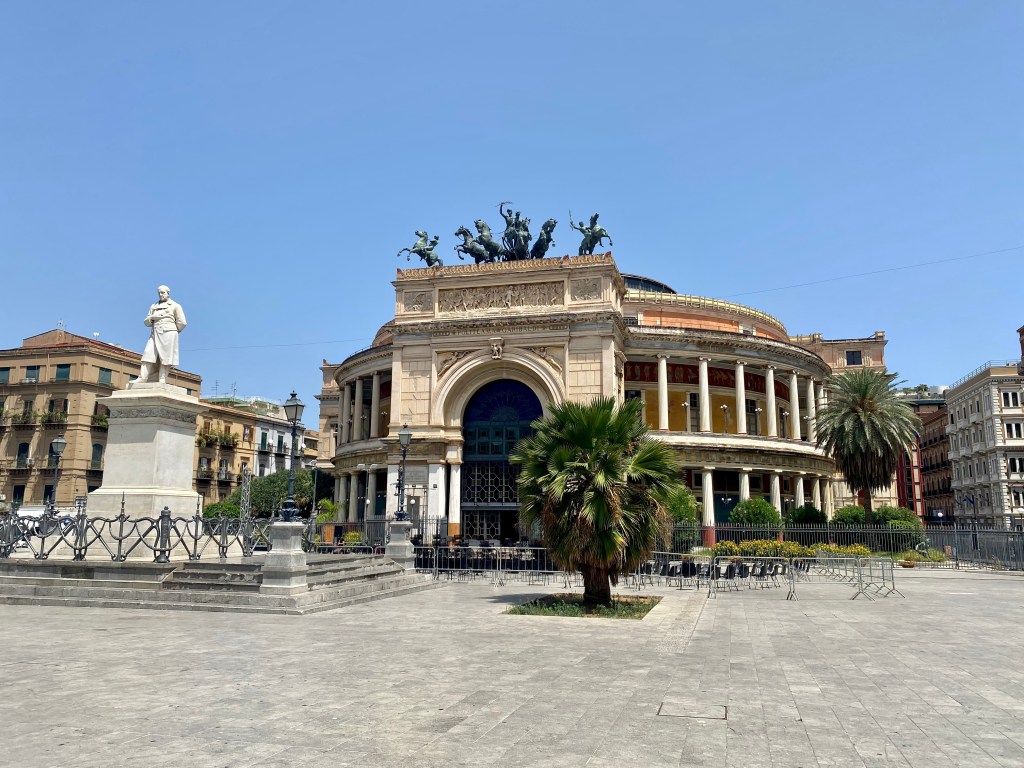 This image has an empty alt attribute; its file name is teatro-politeama-garibaldi.jpg